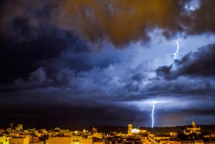 Espectacular imagen de un rayo sobre la ciudad de Maó