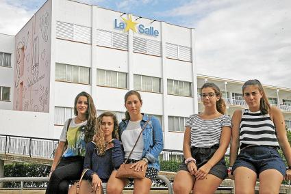 Anastasia, Claudia, Paula, Clara y Elena están molestas con la Conselleria de Educación