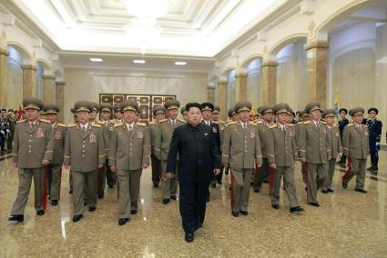 Fotografía de archivo tomada el 15 de abril de 2015 que muestra al líder de Corea del Norte, Kim Jong-un (centro), rodeado de la