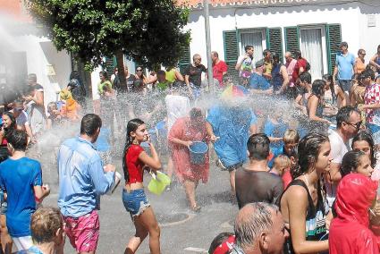 La calle de Sant Miquel fue un año más el escenario central de la divertida batalla de agua.