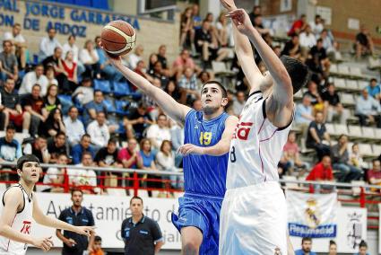 El nuevo jugador del Sant Lluís de Liga EBA lleva el baloncesto en los genes.