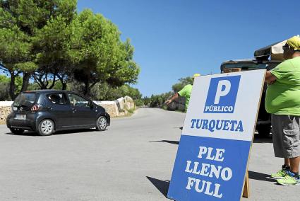 A menudo los vehículos no hacen caso a los controladores ni a los carteles que informan de aparcamientos llenos.