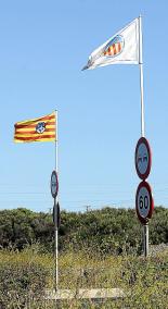 Las banderas colocadas ayer.