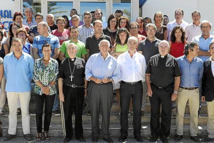 Foto de familia de empleados, accionistas y consejeros del diario MENORCA con el obispo Salvador