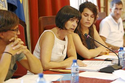 La alcaldesa Joana Gomila, junto a la número uno del PSOE, Noemí Camps, durante el último pleno municipal