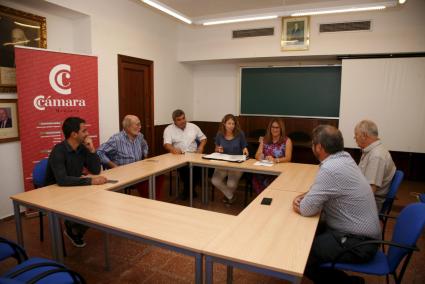 La directora general Pilar Sansó y la vicepresidenta del Consell, suana Mora, con representantes de la Cámara de Comercio