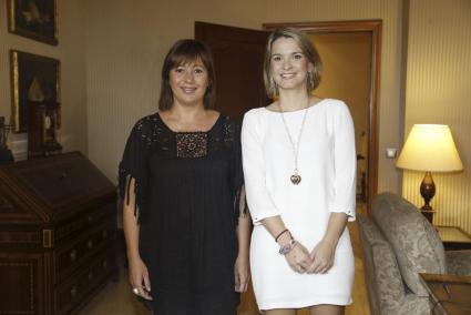 Francina Armengol y Marga Prohens, posan antes de su reunión.