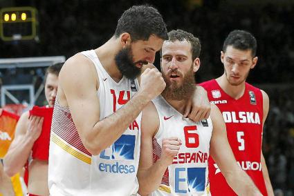 Nikola Mirotic celebra con el Chacho la victoria sobre Polonia; España juega mañana, a las 18 horas, los cuartos ante Grecia.