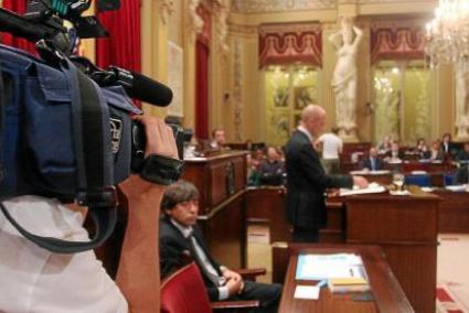 Imagen de un pleno del Parlament , en la pasada legislatura, con una cámara de televisión en primer plano.