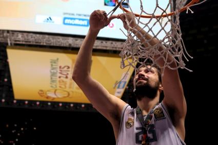 Llull corta la red de la cesta al terminar el partido