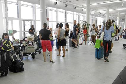 Estación marítima. Debía ser provisional, pero es la única que existe en la actualidad en Son Blanc. Acoge 300.000 pasajeros al