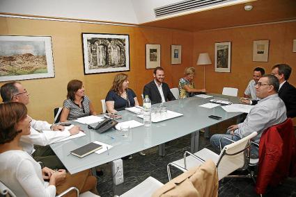 Carbonell y Florit (izquierda) se reunieron ayer con restauradores.