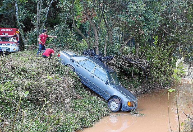 La corriente arrastró este Mercedes más de 100 metros, desde las casas del Molí de Baix hasta ir a parar al torrente