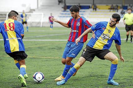 El cuadro de San Carlos pudo lograr un marcador más abultado. Luis en pugna con Omi, fue uno de los que remató a los palos de An