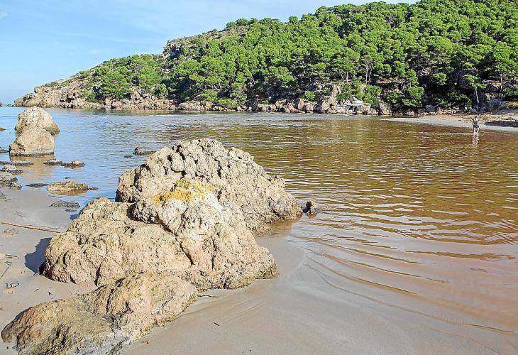 Una de las playas de La Vall, en Ciutadella, ha desaparecido por el efecto del último temporal. Los visitantes ayer disfrutaban