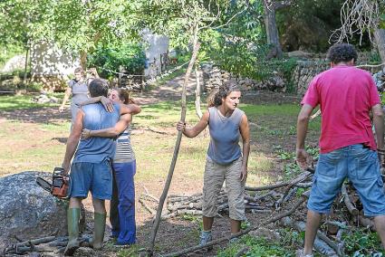 El payés Ignasi Capó recibe un abrazo reconfortante durante la jornada de trabajo ayer en el Barranc d’Algendar