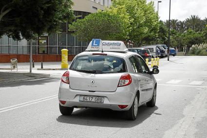 Las autoescuelas dicen que esta circunstancia crea «caos de organización»