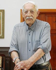 El homenajeado, de 95 años, ayer en su casa