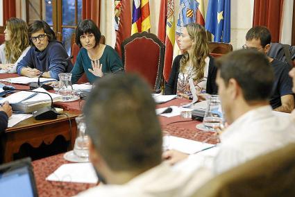 La alcaldesa Joana Gomila dirigiéndose a los concejales del PSOE, en el pleno de ayer.