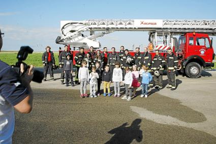 Menorca Mao Aeropuerto sesion fotografica de los bomberos con niños a