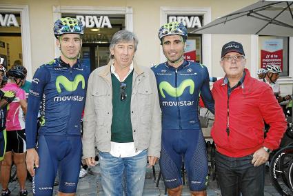 El promotor de la Volta Cicloturista Arturo Sintes (derecha), en la imagen junto a Javi Moreno, Eusebio Unzué y Fran Ventoso del