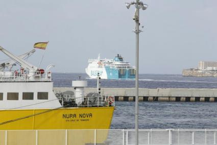 Los buques de Iscomar y Baleària, este miércoles por la mañana en el dique de Ciutadella