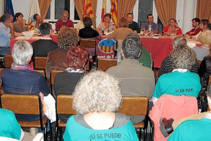 Activistas de la Plataforma d’Afectats per la Hipoteca asistieron anoche a la sesión plenaria.