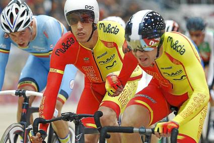 Albert Torres y Sebastián Mora, en la cúspide del Europeo de Suiza, ayer tras colgarse el oro.