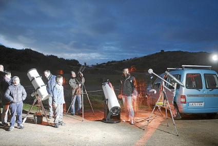 Imagen de aficionados de Astromenorca reunidos en el aparcamiento de Cavalleria para ver el asteroide 2012 DAI4.