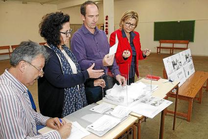 Los concejales, la presidenta vecinal y la alcaldesa, Misericordia Sugrañes, contando los votos