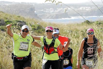 Varios corredores, durante la edición de 2015 de la Compressport Camí de Cavalls