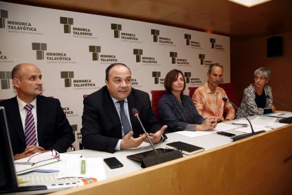 Los directivos de las empresas de la UTE, en rueda de prensa con Maite Salord, Javier Ares y Conxa Juanola