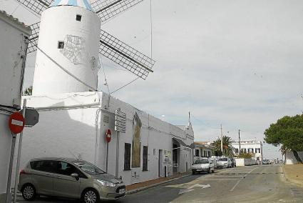 Un coche circula por el cruce del Molí de Dalt, uno de los puntos de la calle Sant Lluís donde se realizarán las obras