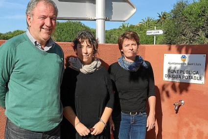 Los concejales Llorenç Carretero, Teresa Borràs y la alcaldesa Montse Morlà, en el punto de suministro.