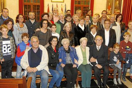 A primera fila, la darrera néta viva, Annita Mercadal Cortès, amb el besnét major, Guiem Cortès, junt amb els bésnets i rebesnét