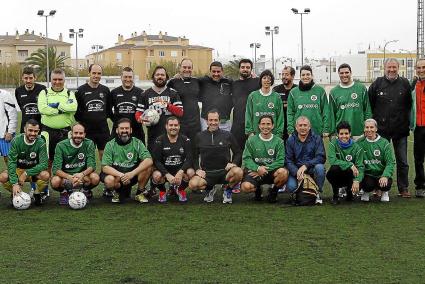 Políticos y periodistas, futbolistas por una buena causa, en Ciutadella