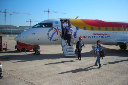 MENORCA - PASAJEROS DE AIR NOSTRUM A SU LLEGADA AL AEROPUERTO DE MENORCA.