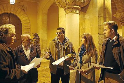 Representantes políticos conversan antes de iniciar el acto