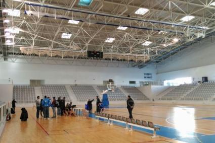 Solo cuatro jugadores del Menorca Talaiòtica han podido estar presentes en la pista del Cornellà