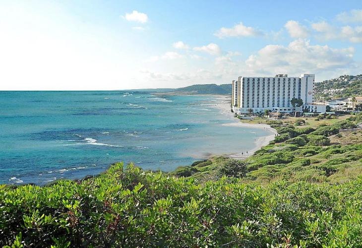 En 2050. La playa retrocedería entre 6 y 10 metros, lo que supondría perder entre un 40 y un 65 por ciento de arenal. La basílic