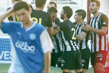 Albinegros o azulados, solo uno de estos dos equipos celebrará efusivamente el título que se pone en juego esta tarde. En la fas