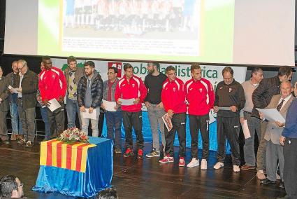 La gente del mundo del fútbol llenó el nuevo Auditori de Ferreries para estar al lado de sus clubes o de sus familiares reconoci