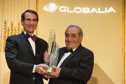 El presidente del grupo Globalia, el español Juan José Hidalgo (d), sostiene el premio al 'mejor empresario del año', que otorga