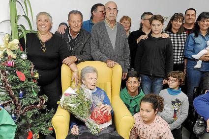 La anciana estuvo rodeada por su extensa familia y recibió obsequios en su cumpleaños