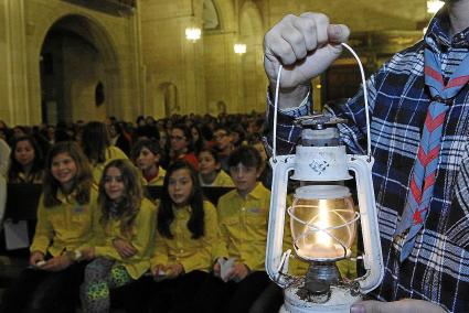 La flama arribada des de Betlem transmet el sentiment de pau als Escoltes de Menorca