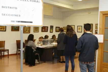 CIudadanos votando en Maó