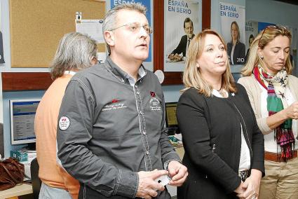 Santiago Tadeo, Águeda Reynés y Salomé Cabrera siguiendo el escrutinio a través del televisor y los móviles en la sede insular