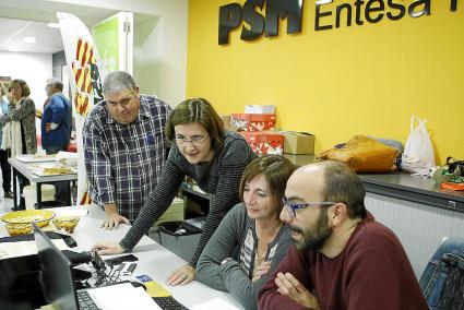 La presidenta del Consell, Maite Salord, junto a la candidata de Som, Pilar Arguimau, pendientes de los resultados.