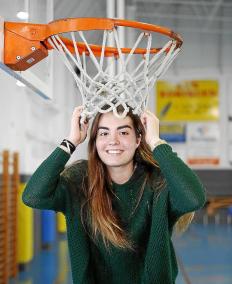 Claudia Taltavull posa en la pista del Pati de Sant Clara