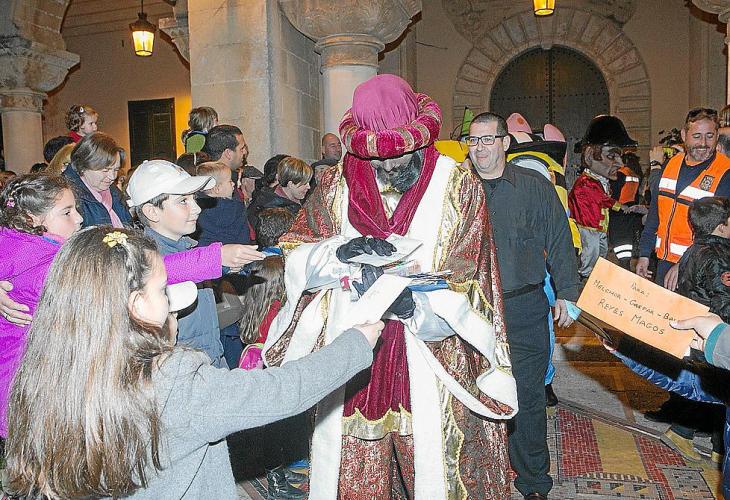 Els fillets donaren la benvinguda amb alegria al Patge a Ciutadella